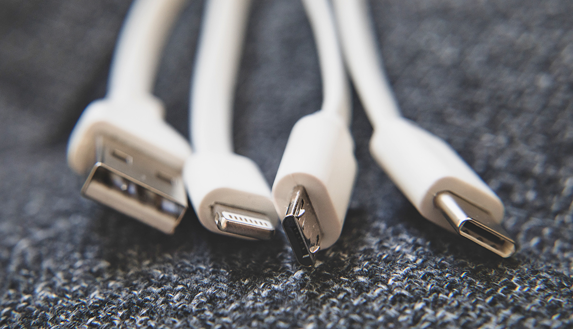 Make sure the USB cable is fully charged before you start using it.
